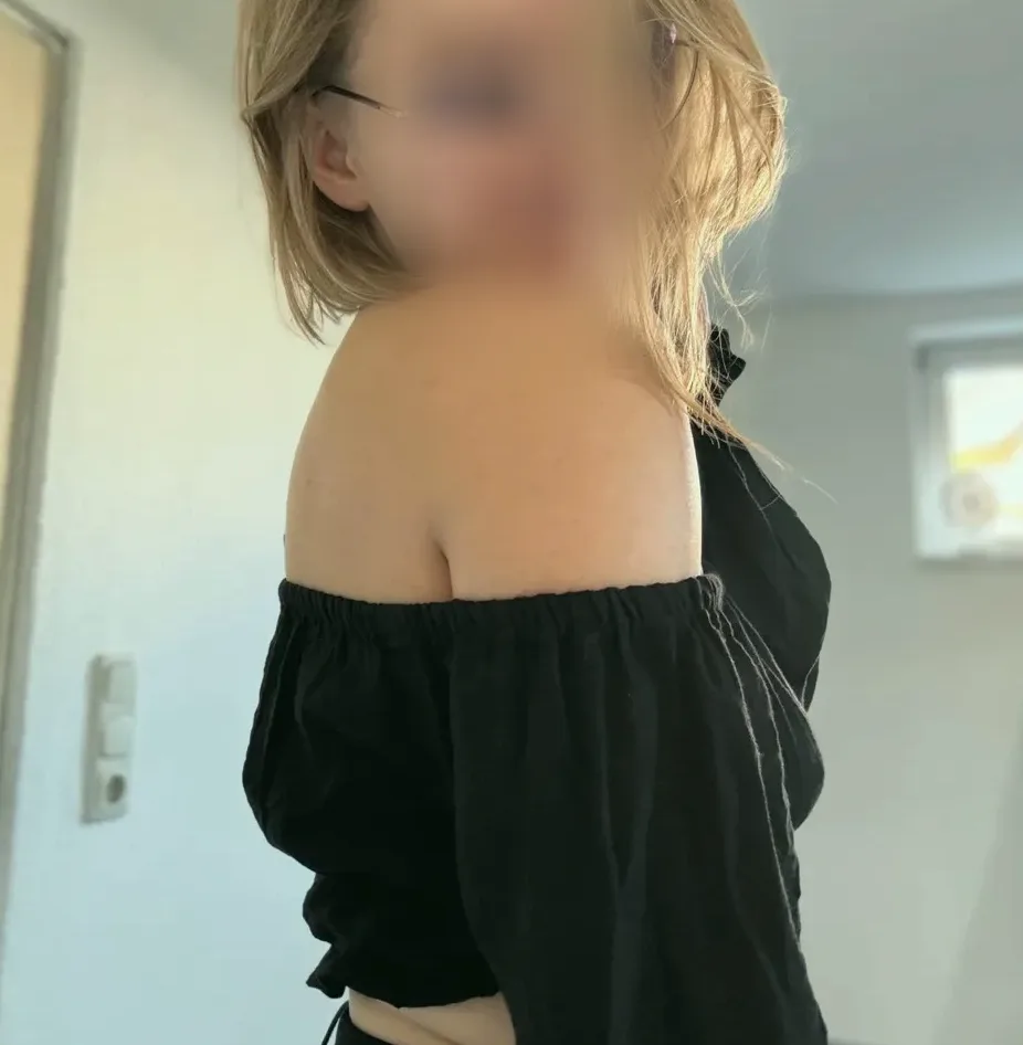 Manuela, 26
