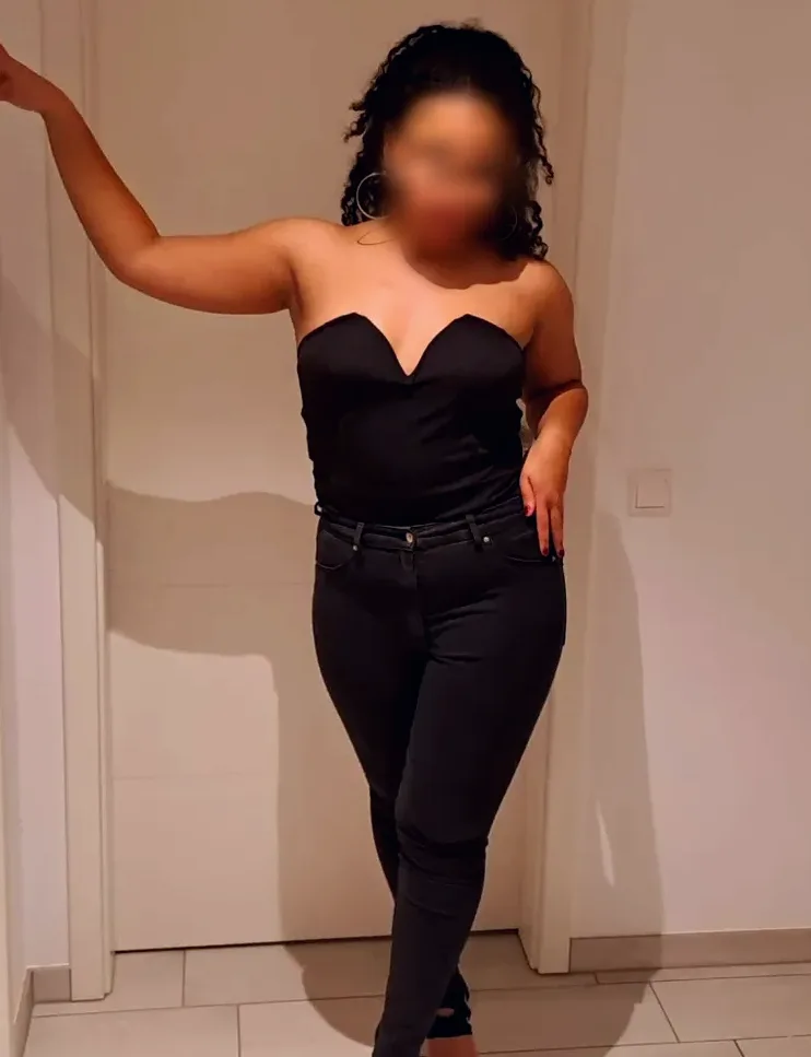 Melanie, 27
