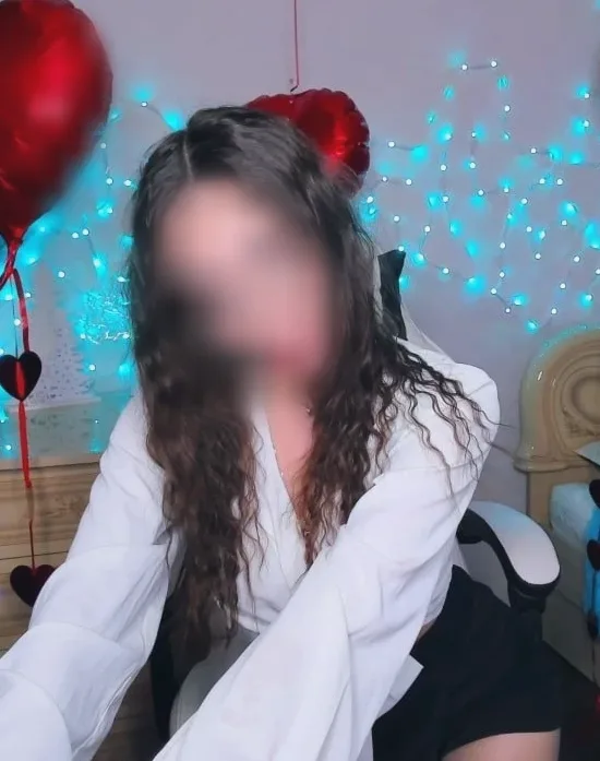 Nicole, 19